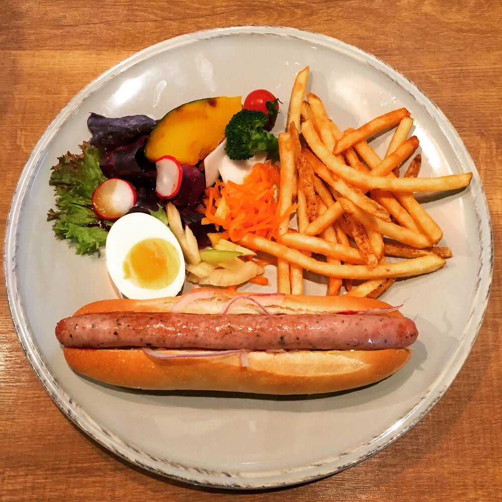 北海道産小麦のホットドッグ　チューリンガーのランチプレート