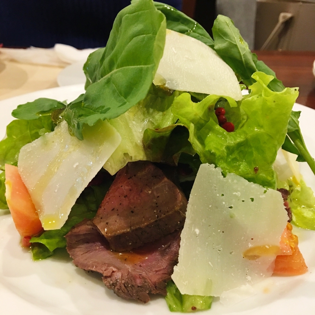 お肉とチーズのサラダ