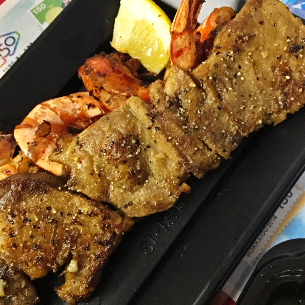 牛のステーキ串　ガーリックシュリンプ添え