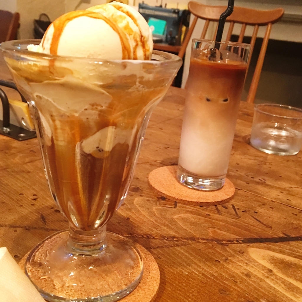 (右)アフォガード、(左)カフェオレ(ICE)