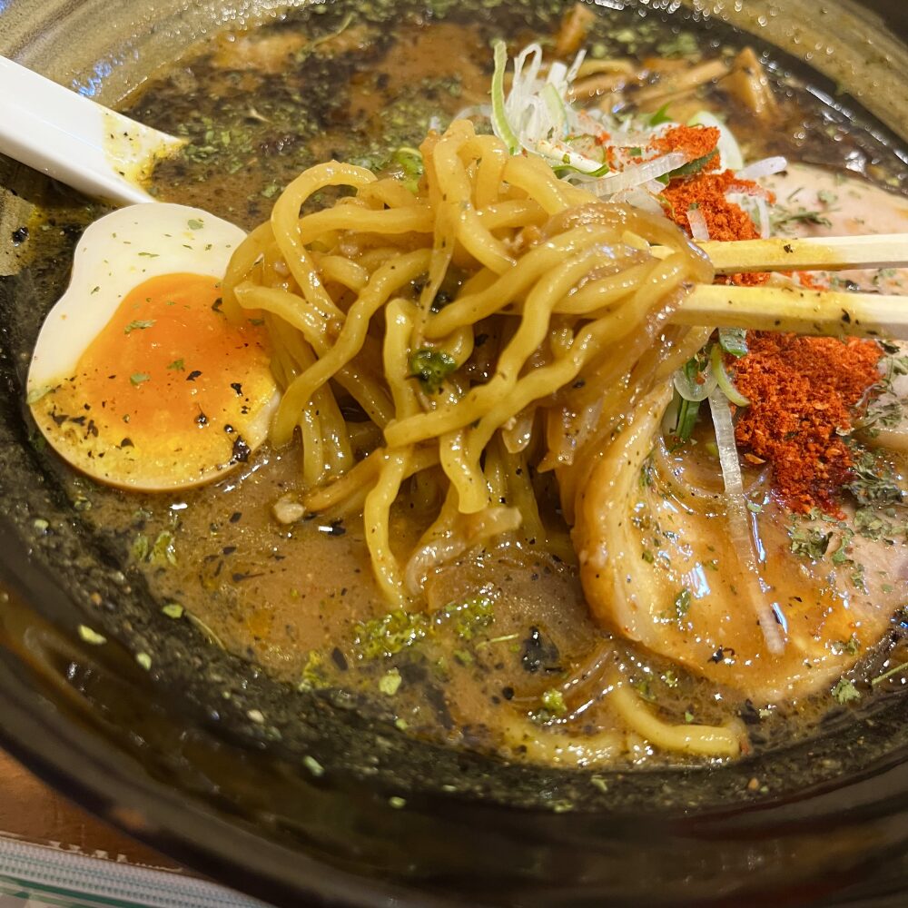 辛いラーメン14のスパイスラーメン 麺のアップ