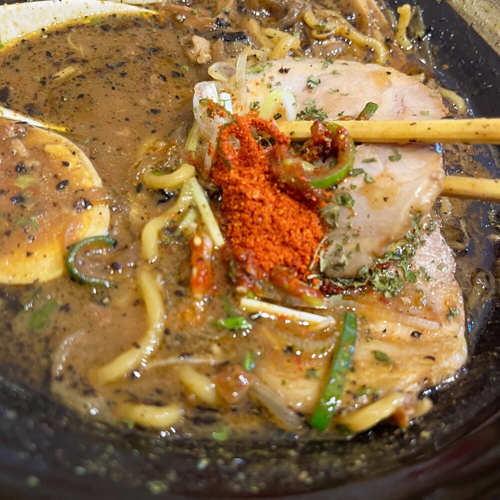 辛いラーメン14のスパイスラーメン 食べかけ