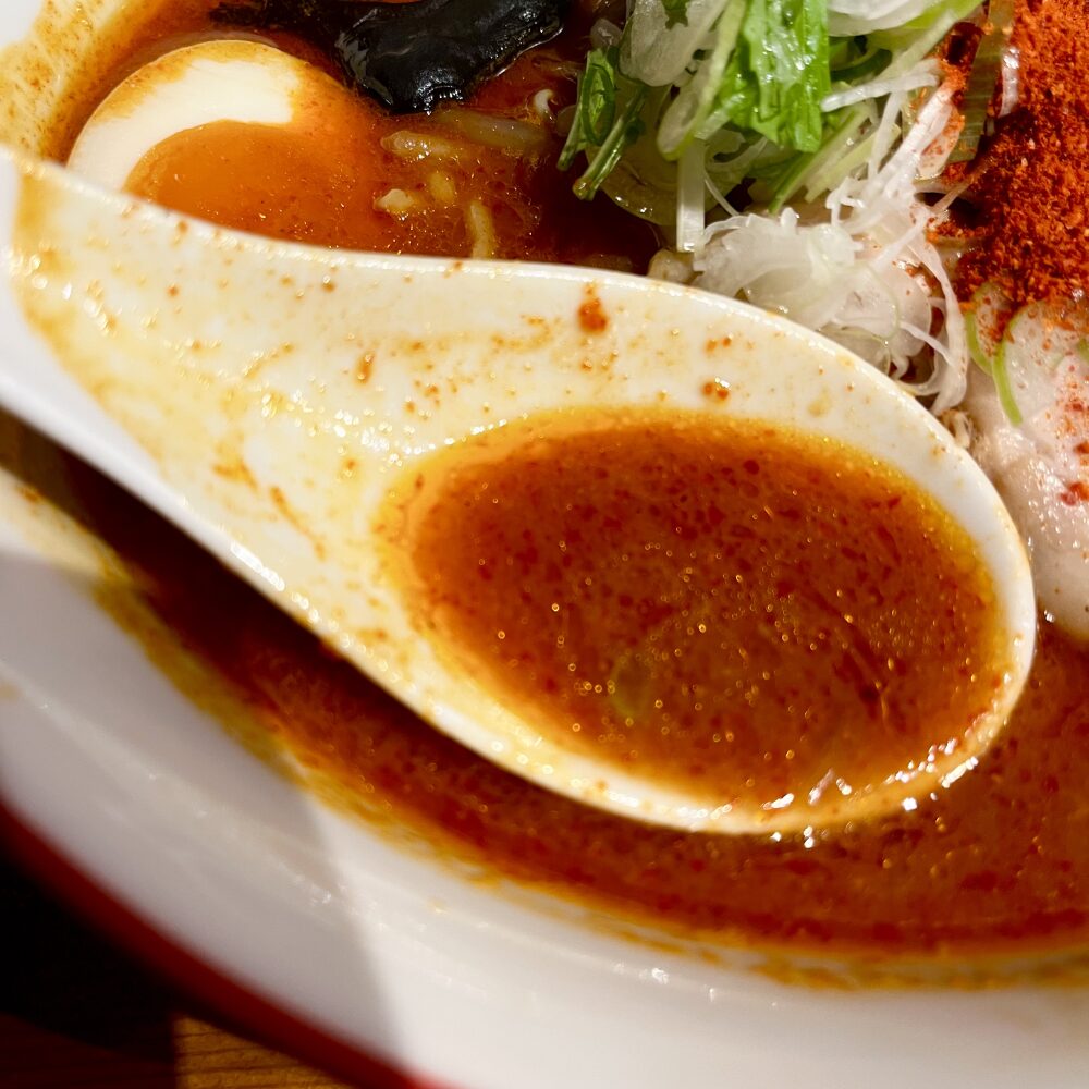 辛いラーメン14の辛味噌ラーメン スープアップ 濃厚な赤いスープ