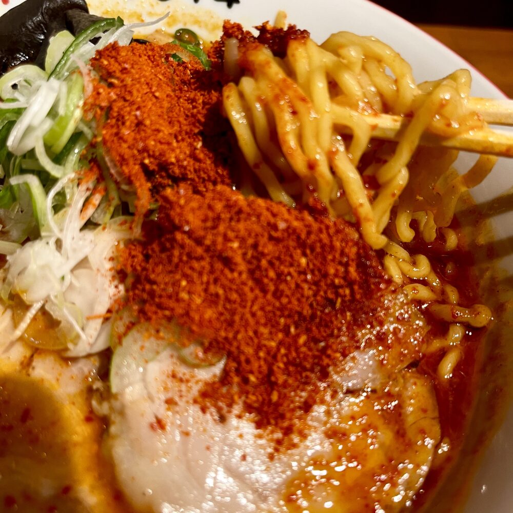 辛いラーメン14の辛味噌ラーメン 麺リフトアップ