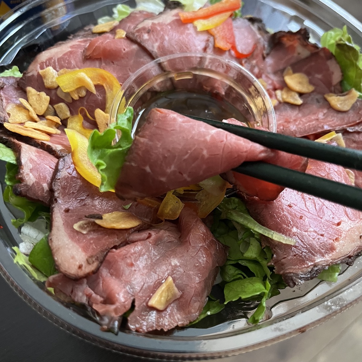 ロピア琴似 ローストビーフサラダ 箸でつまんでいる